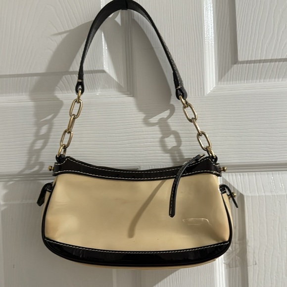 Dooney & Bourke patent leather bag J6423747. Preowned - Picture 2 of 8